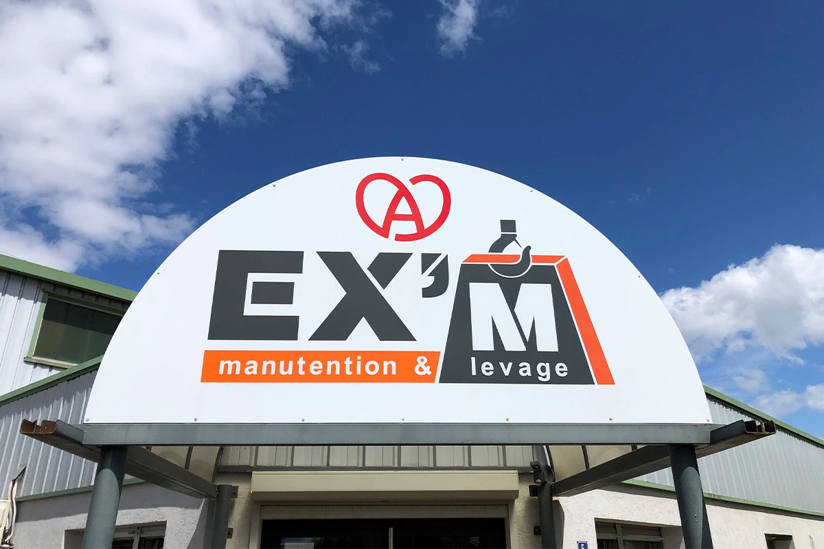 Photographie de l'enseigne EX'M Levage avec la marque Alsace